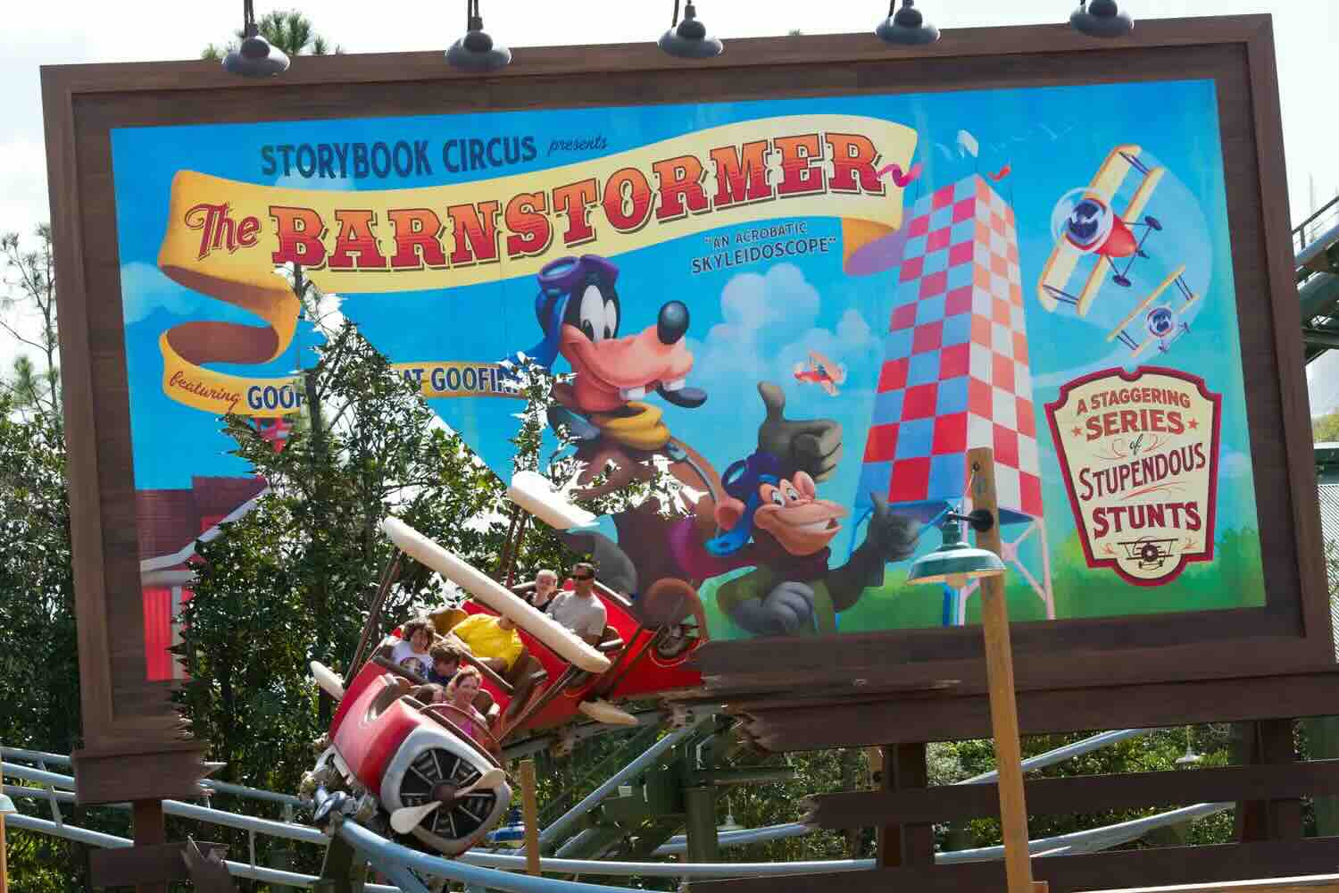 Goofy's rollercoaster The Barnstormer