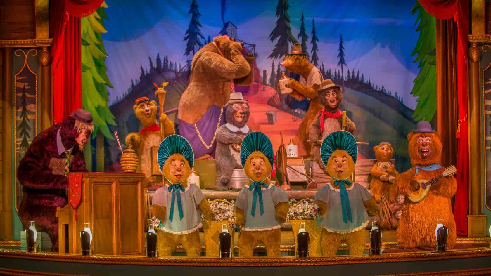 Animatronic bears performing at Disney World